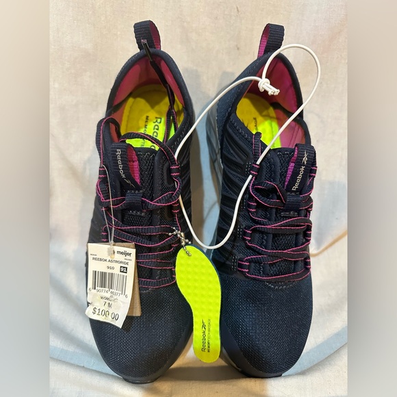 Woman’s Reeboks - Picture 2 of 7